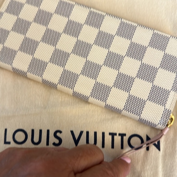 Beautiful Louis Vuitton Zippy - Picture 10 of 10
